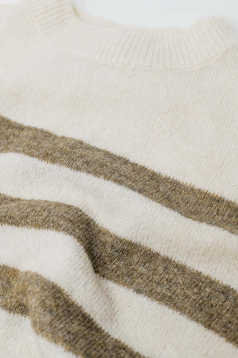 Camisola de malha macia bege com riscas camel