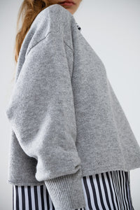 Camisola de malha macia cinzenta com mangas em balão