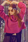 camisola de malha macia com gola alta em cor fucsia