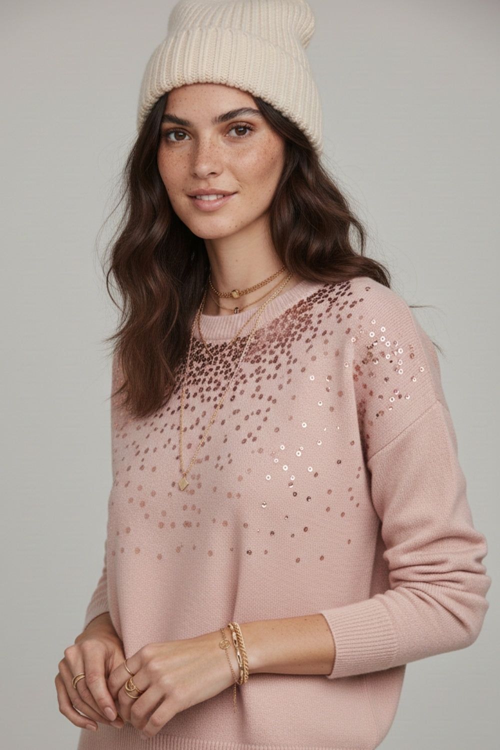 Camisola de malha macia cor-de-rosa decorada com lantejoulas na frente