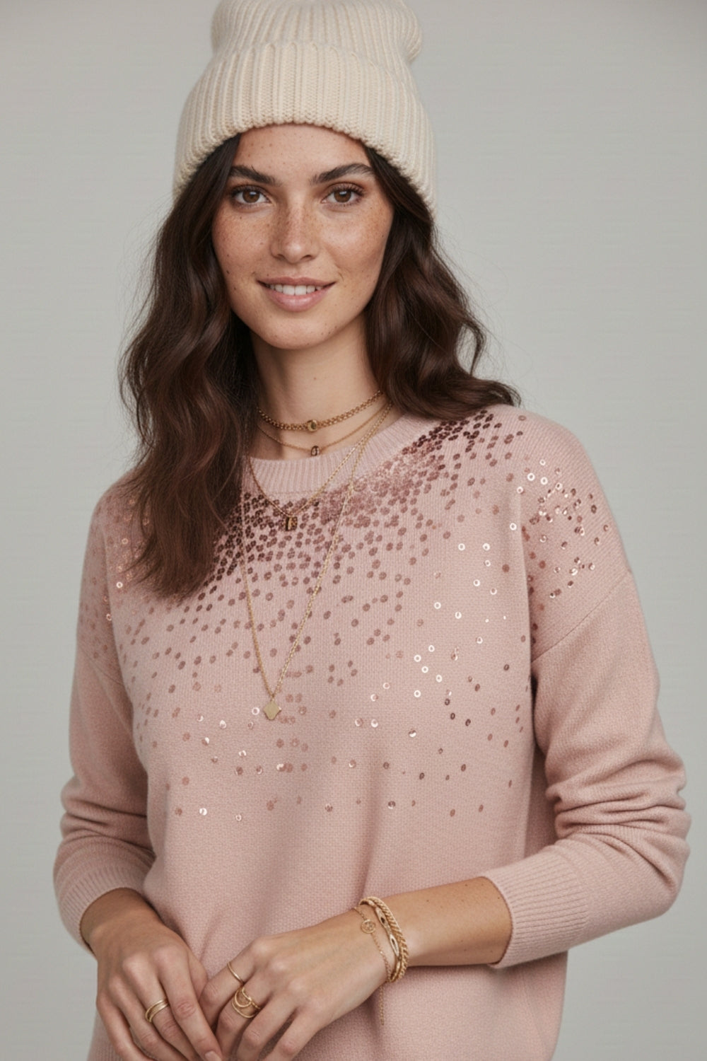 Camisola de malha macia cor-de-rosa decorada com lantejoulas na frente