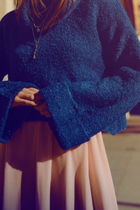 camisola de malha macia de gola alta em azul