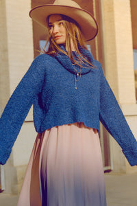 camisola de malha macia de gola alta em azul