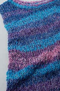Camisola de malha multicolorida escura sem mangas com riscas e decote em gola redonda