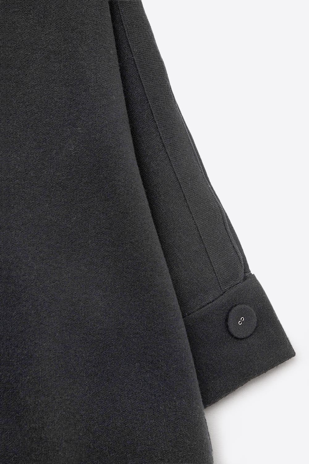 Camisola de malha preta com mangas e pormenores de bot›es