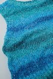 Camisola de malha Tints of Blue sem mangas com riscas e decote em gola redonda