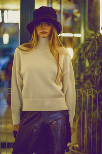 camisola de malha volumosa em cru com gola alta