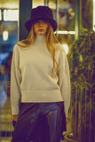 camisola de malha volumosa em cru com gola alta