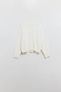 camisola de malha volumosa em cru com gola alta