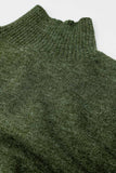 camisola de malha volumosa em verde com gola alta
