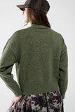camisola de malha volumosa em verde com gola alta