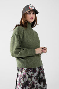 Q2 camisola de malha volumosa em verde com gola alta