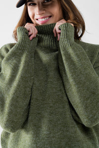 camisola de malha volumosa em verde com gola alta