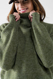 camisola de malha volumosa em verde com gola alta