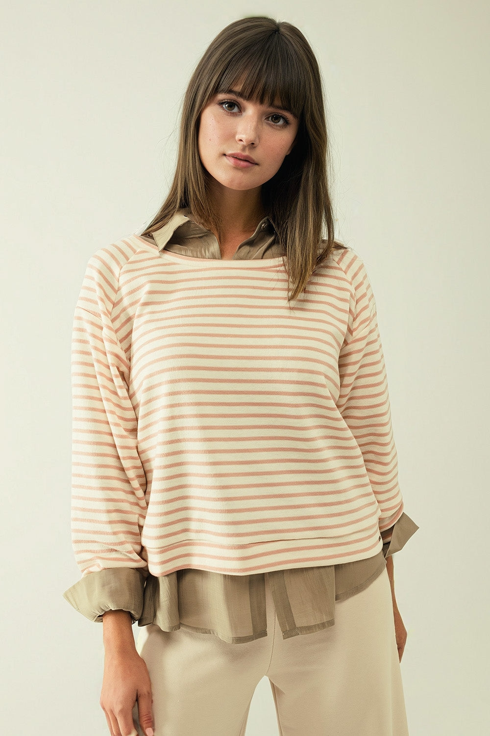 Q2 Camisola de manga comprida branca com riscas cor-de-rosa e gola redonda