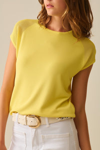 Camisola de manga curta amarela com malha no ombro