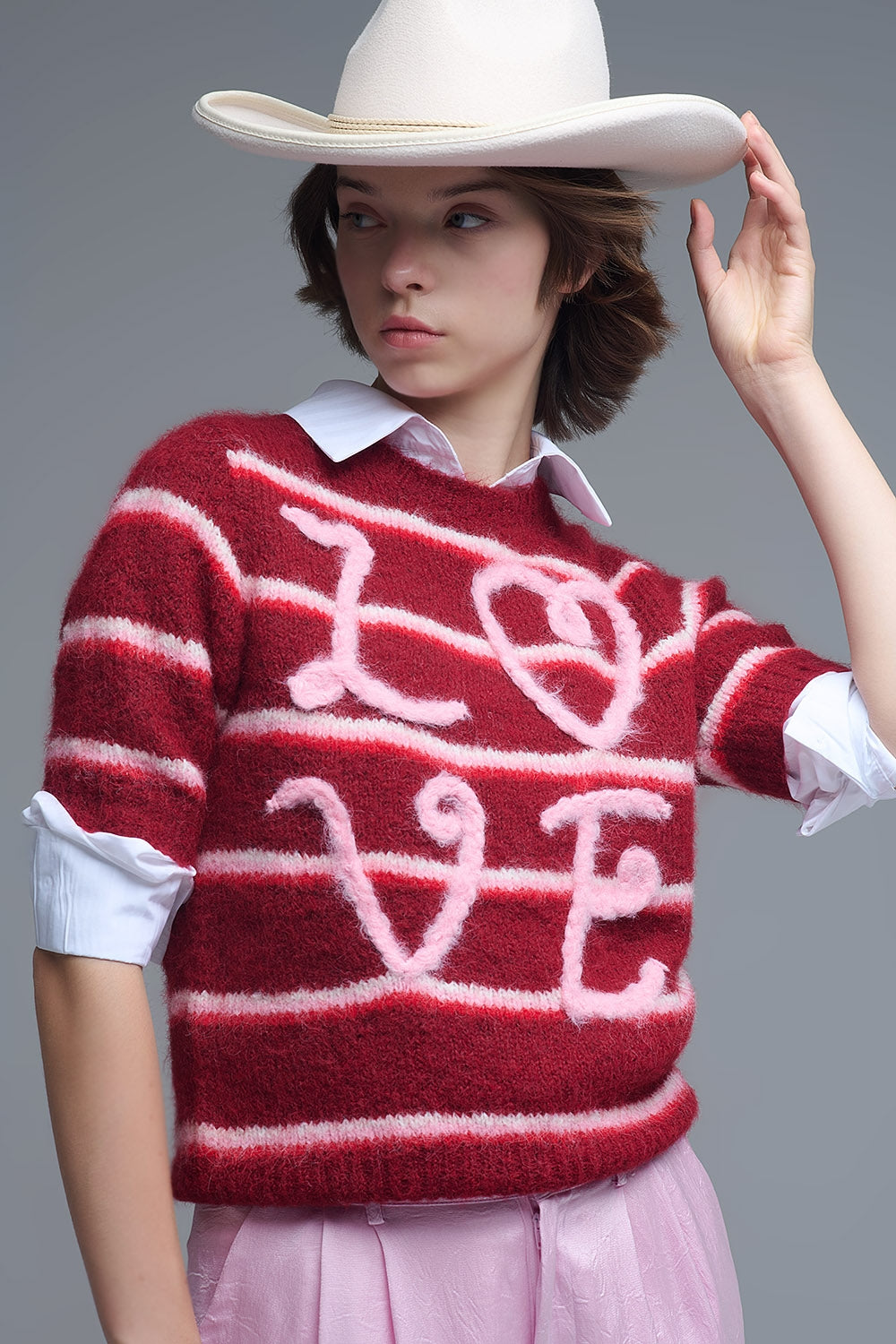Q2 Camisola de manga curta bordada com amor em borgonha