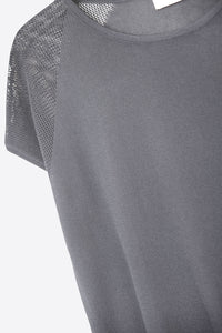 Camisola de manga curta com nervuras preta e malha no ombro