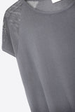 Camisola de manga curta com nervuras preta e malha no ombro