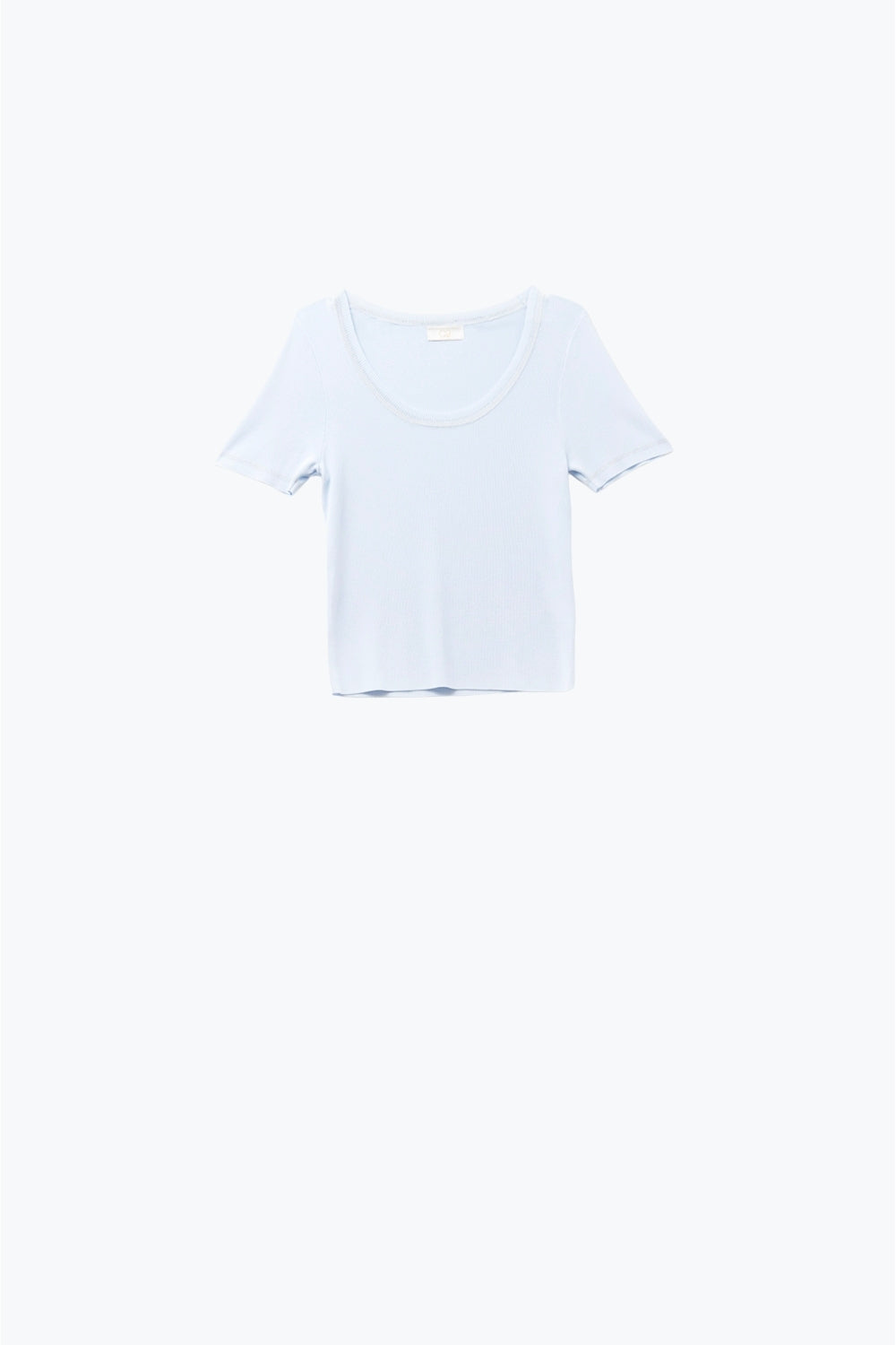 Q2 Camisola de manga curta em azul bebé com costura prateada no pescoço redondo