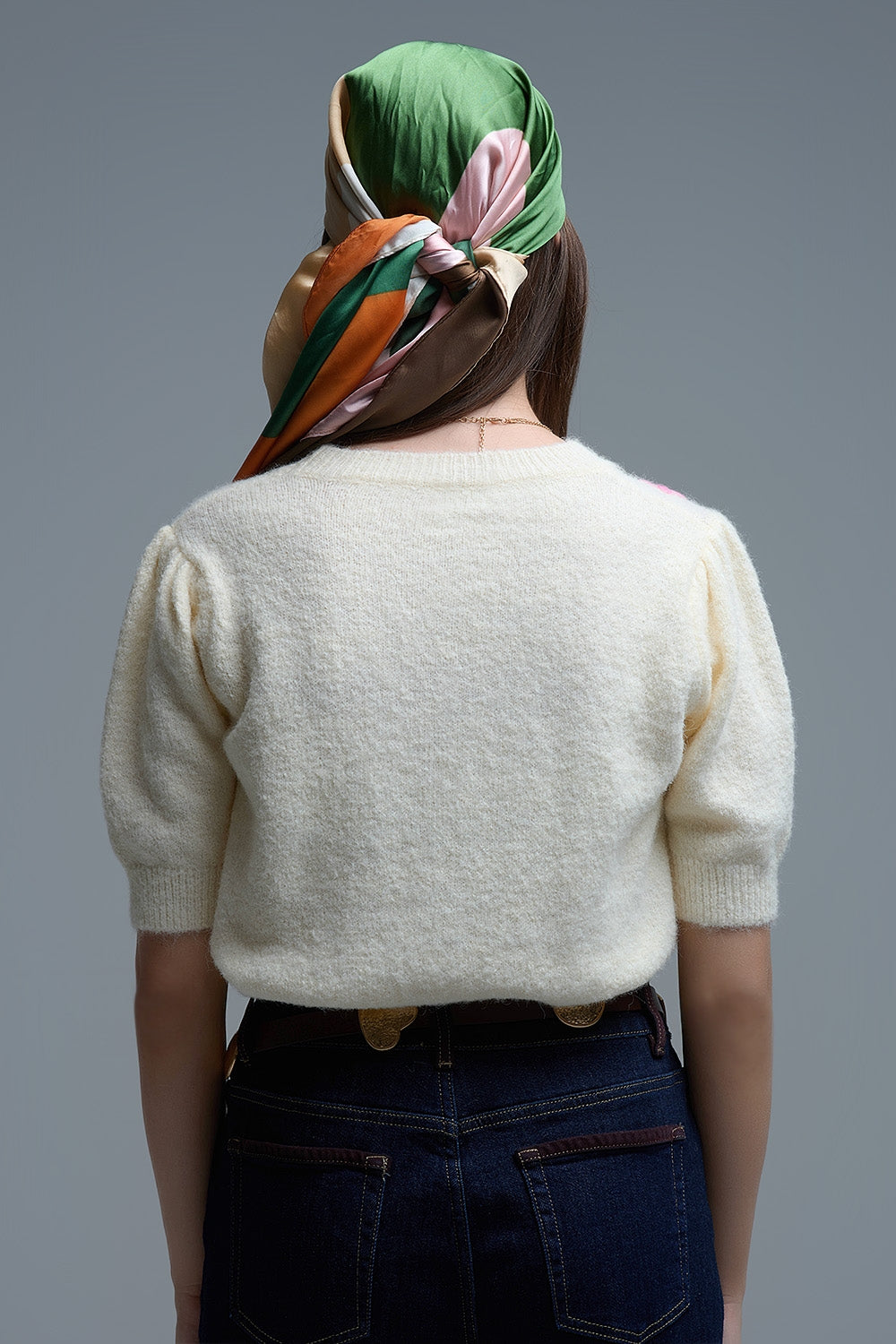 Camisola de manga curta em malha grossa creme com flores bordadas em tons pastel