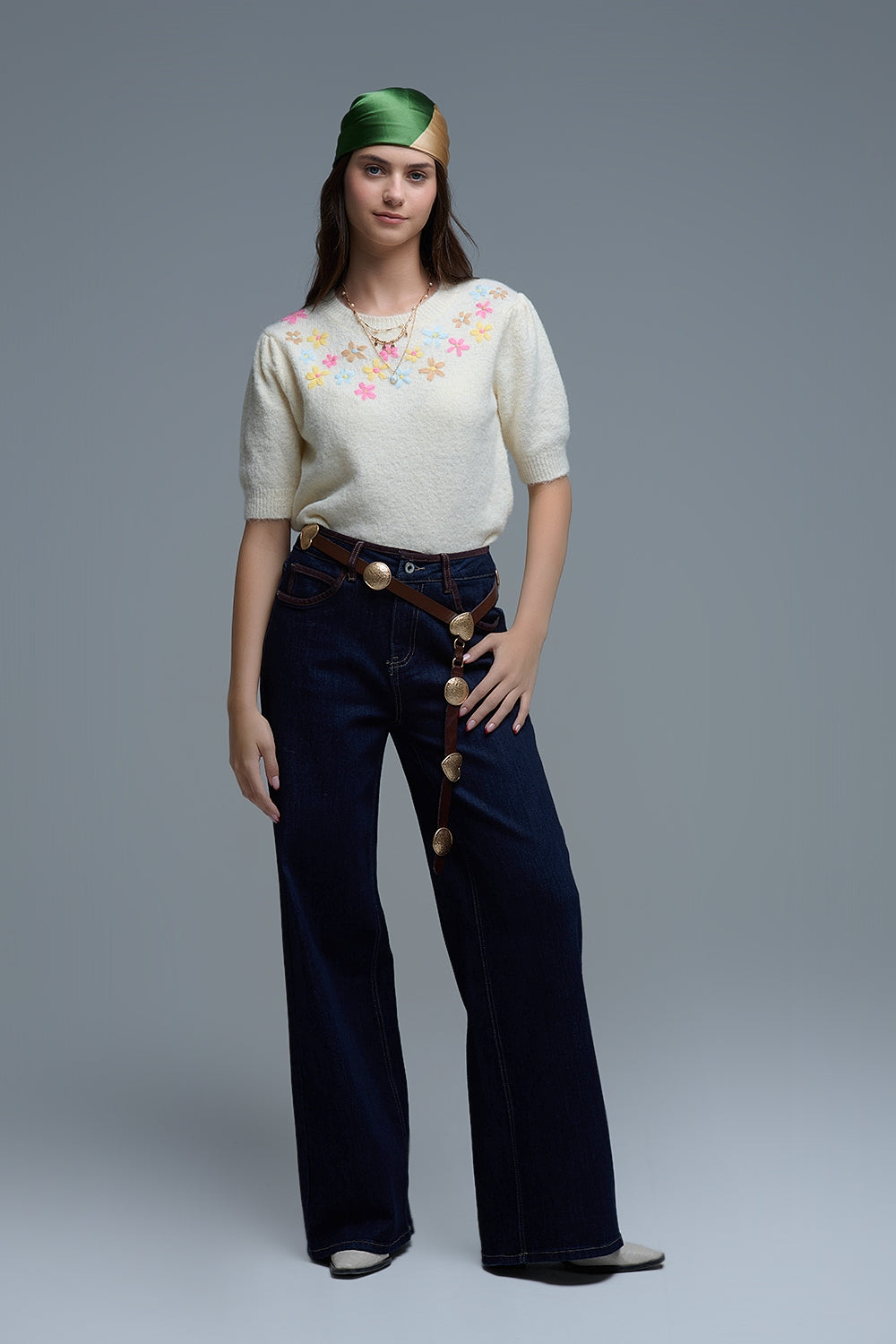 Camisola de manga curta em malha grossa creme com flores bordadas em tons pastel