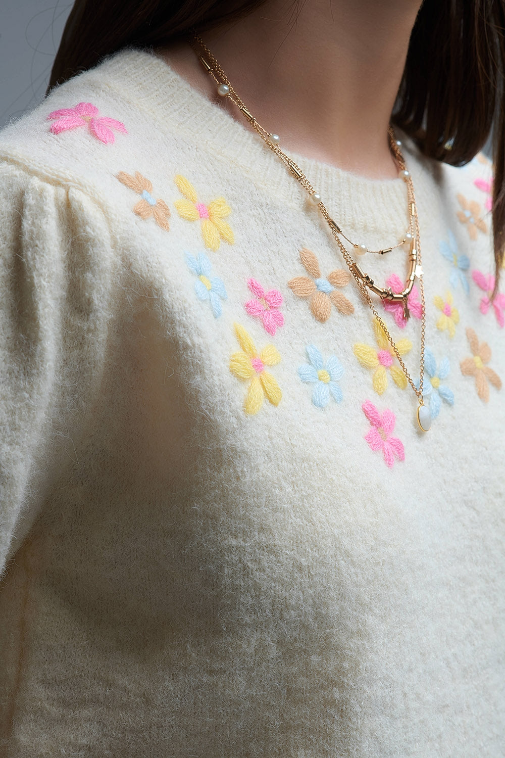 Camisola de manga curta em malha grossa creme com flores bordadas em tons pastel
