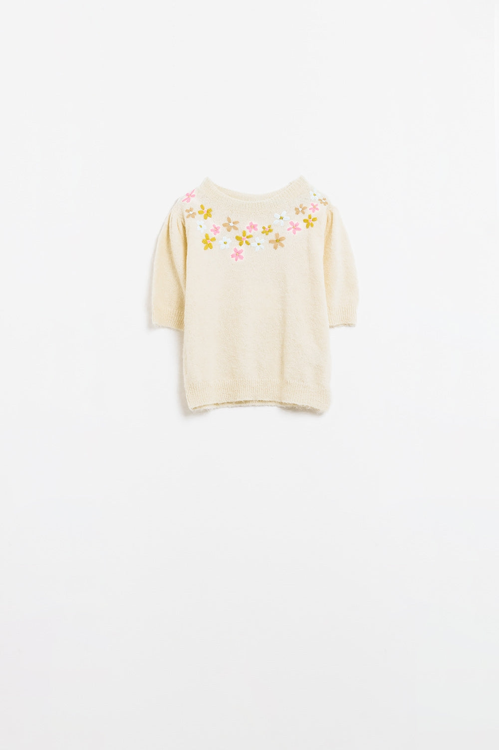 Camisola de manga curta em malha grossa creme com flores bordadas em tons pastel