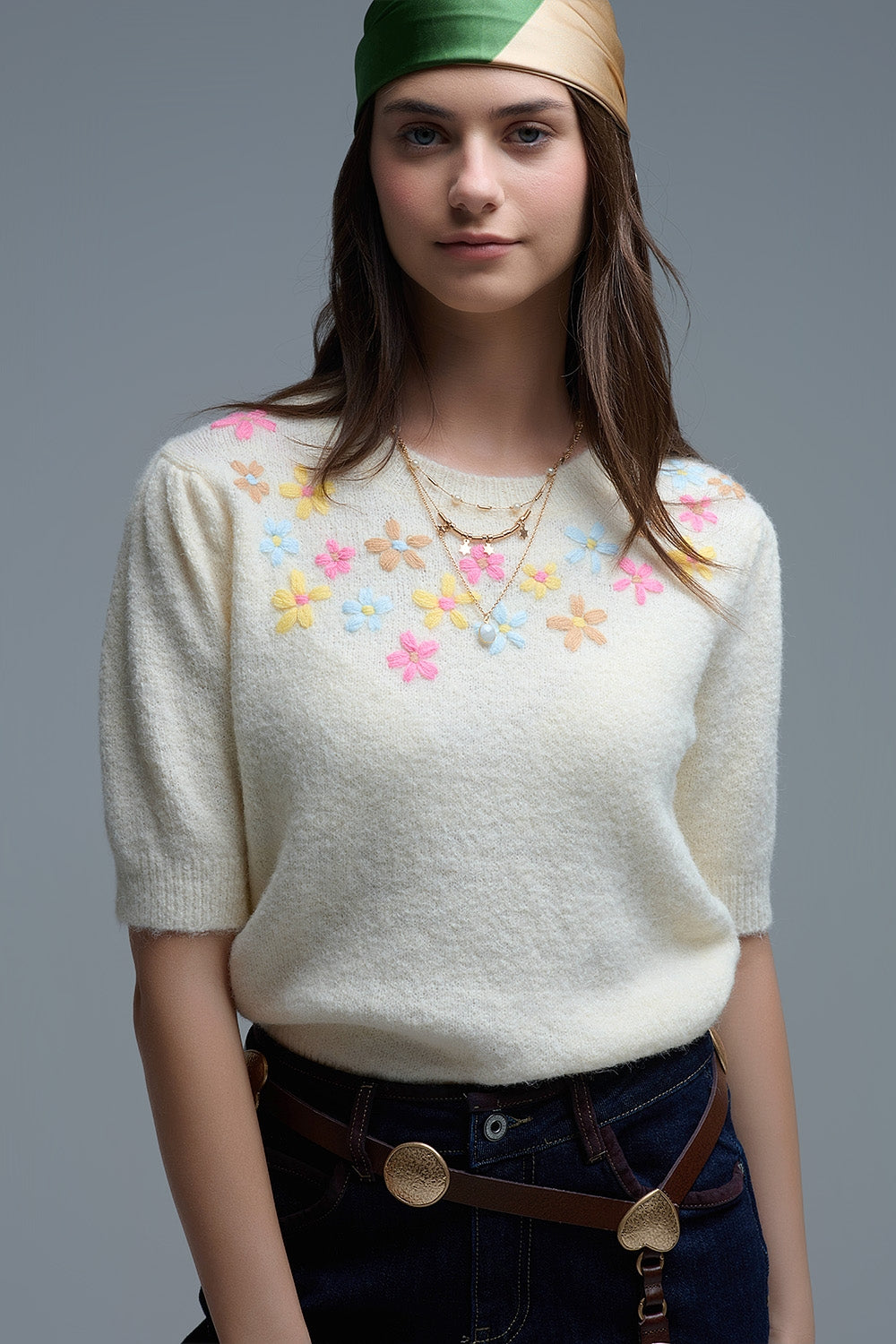 Camisola de manga curta em malha grossa creme com flores bordadas em tons pastel