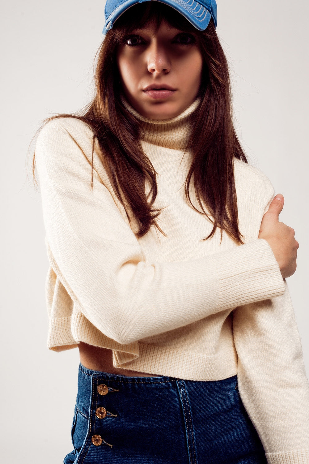 Q2 Camisola de pescoço alto cropped em creme