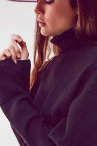 Camisola de pescoço alto cropped em preto