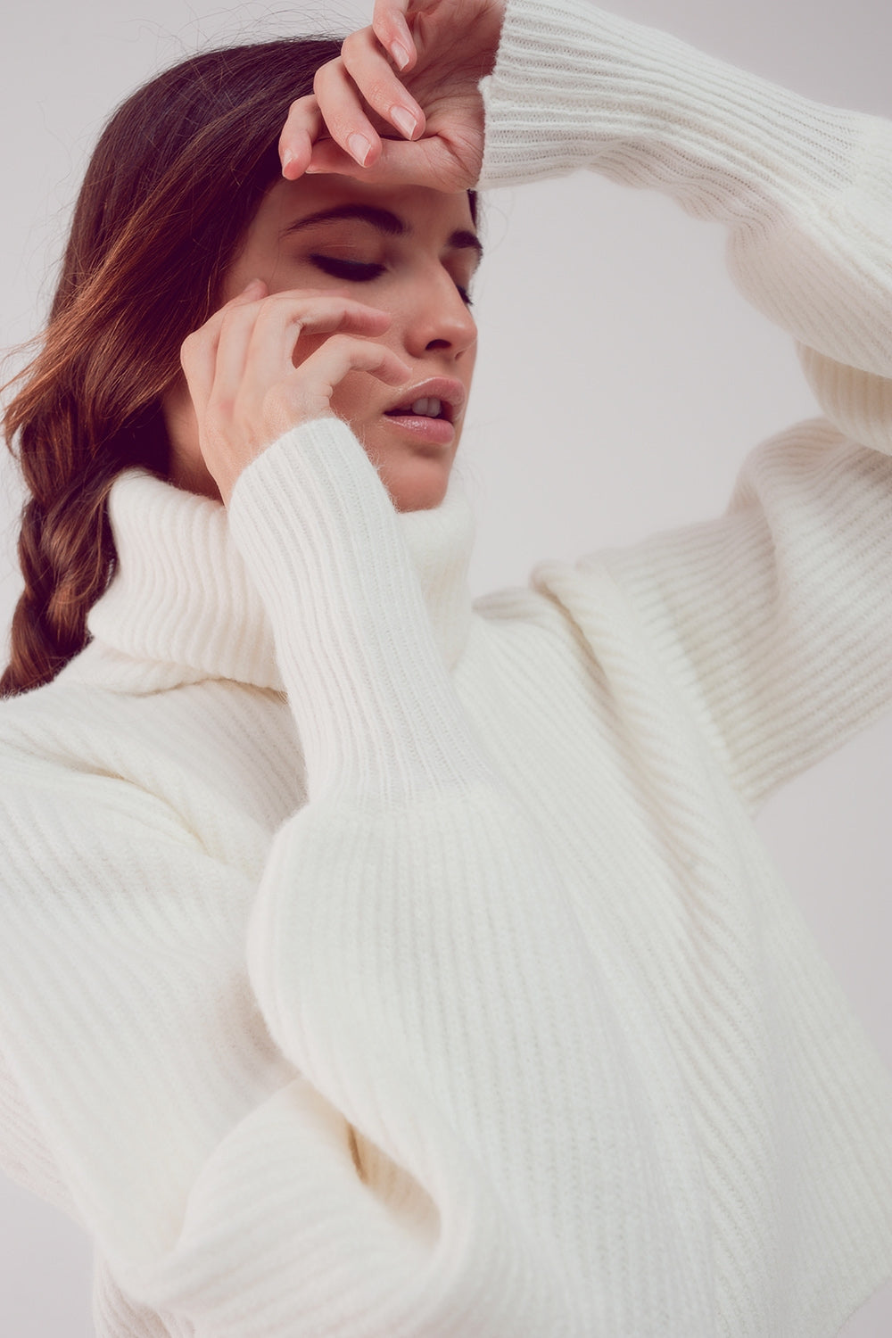 Camisola de pescoço alto em creme com mangas de balão