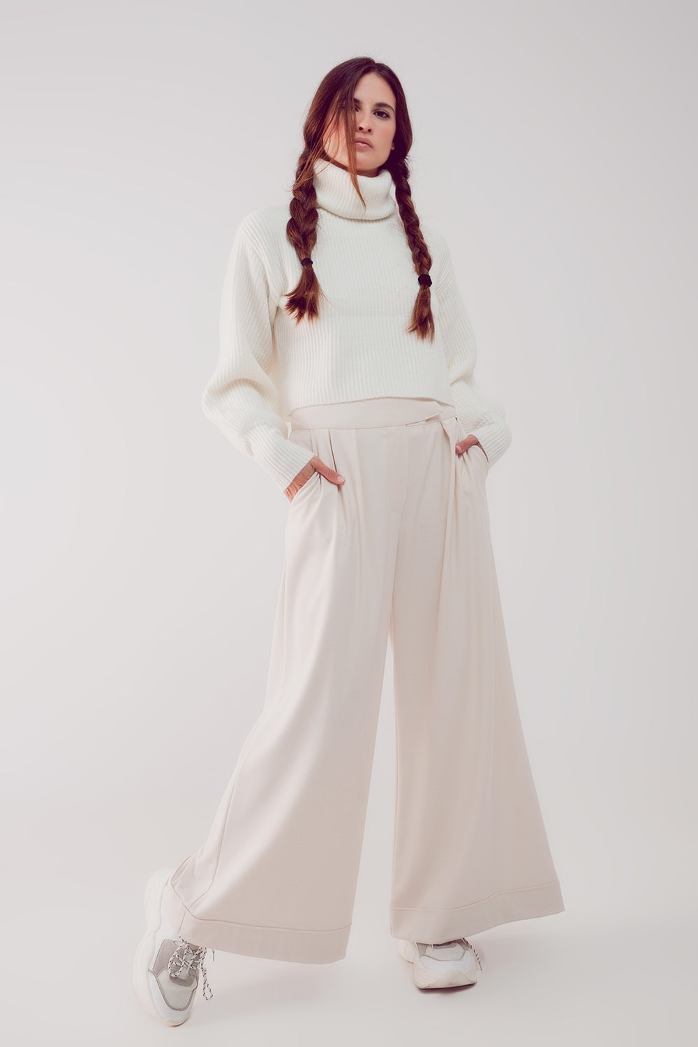 Camisola de pescoço alto em creme com mangas de balão