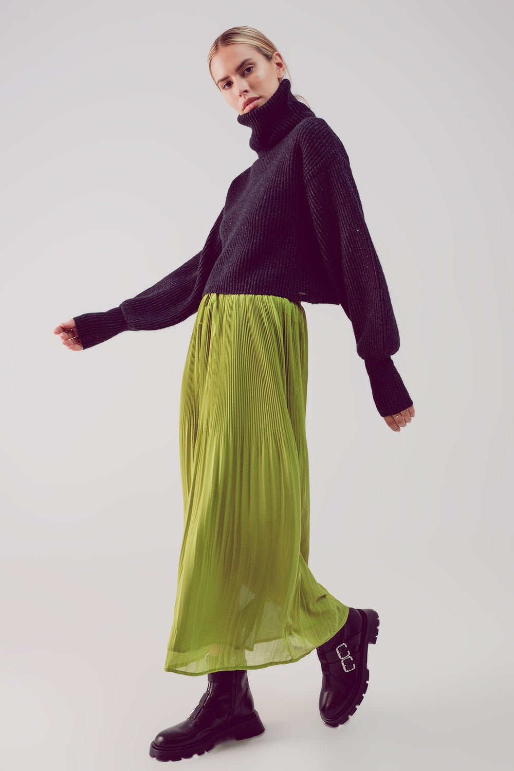 Camisola de pescoço alto em preto com mangas de balão