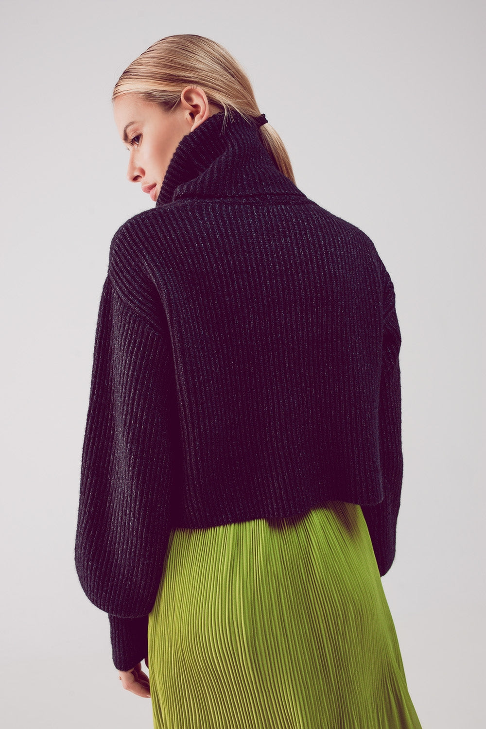 Camisola de pescoço alto em preto com mangas de balão