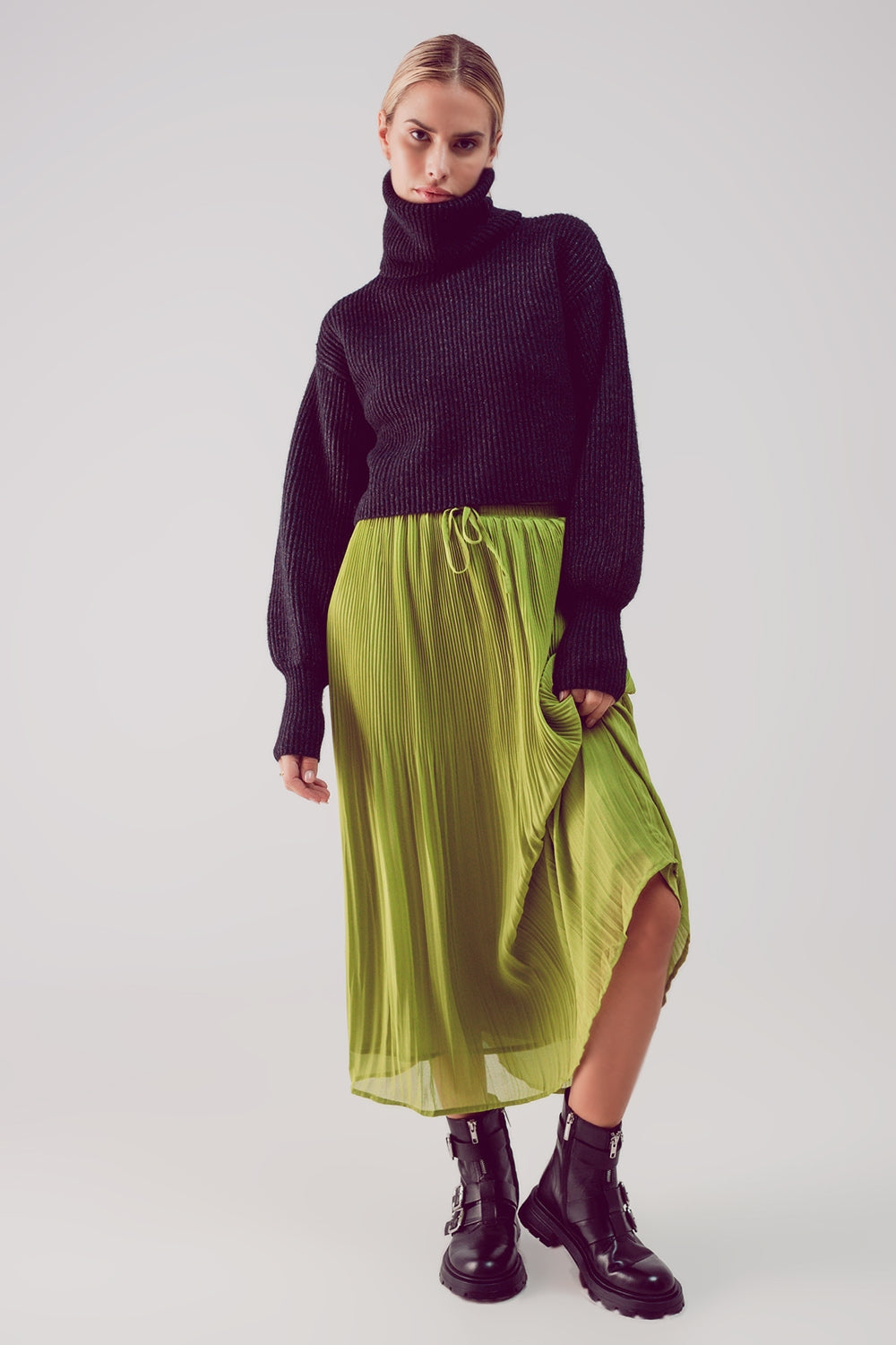 Camisola de pescoço alto em preto com mangas de balão