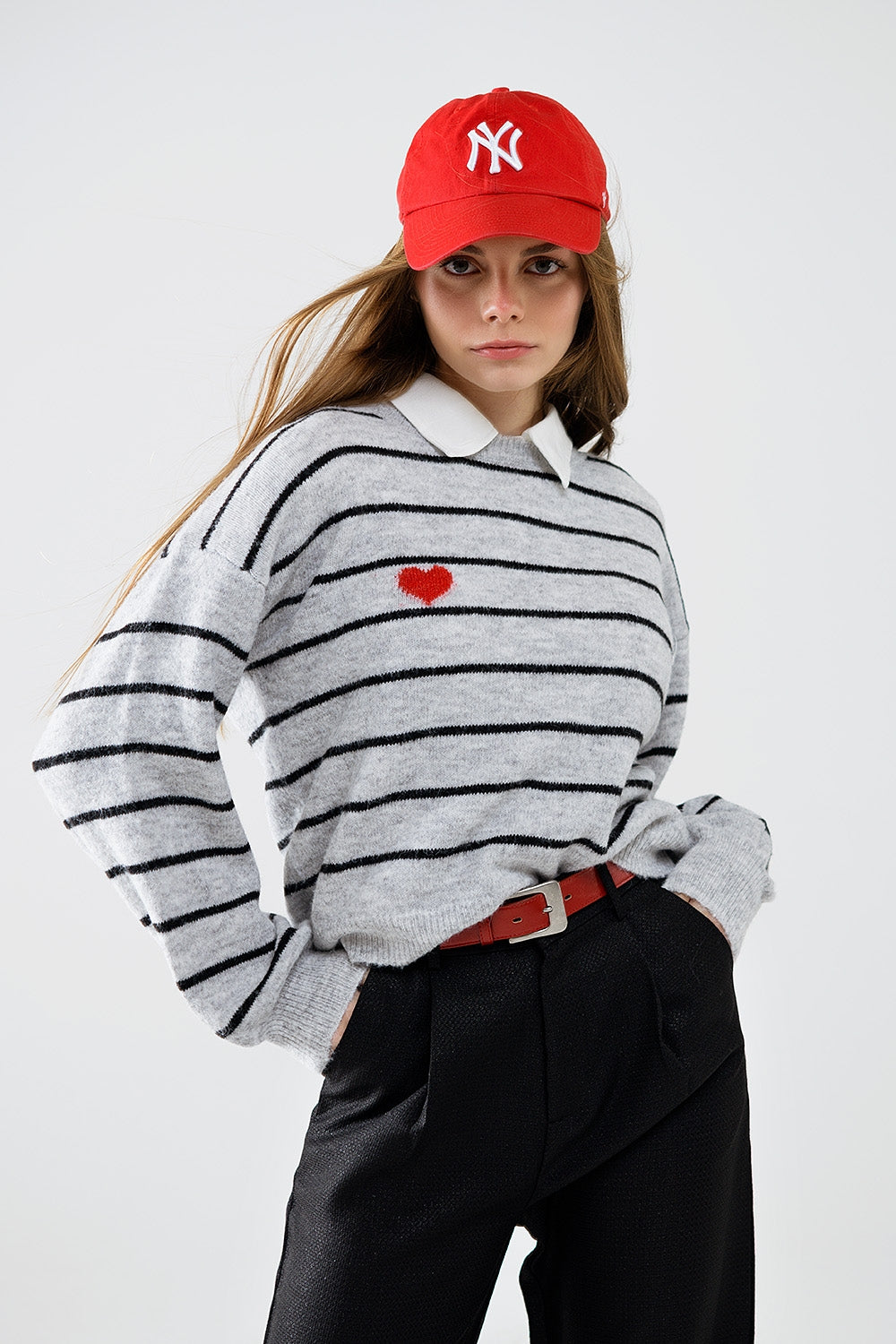 Q2 Camisola de riscas cinzentas com pormenor de coração vermelho