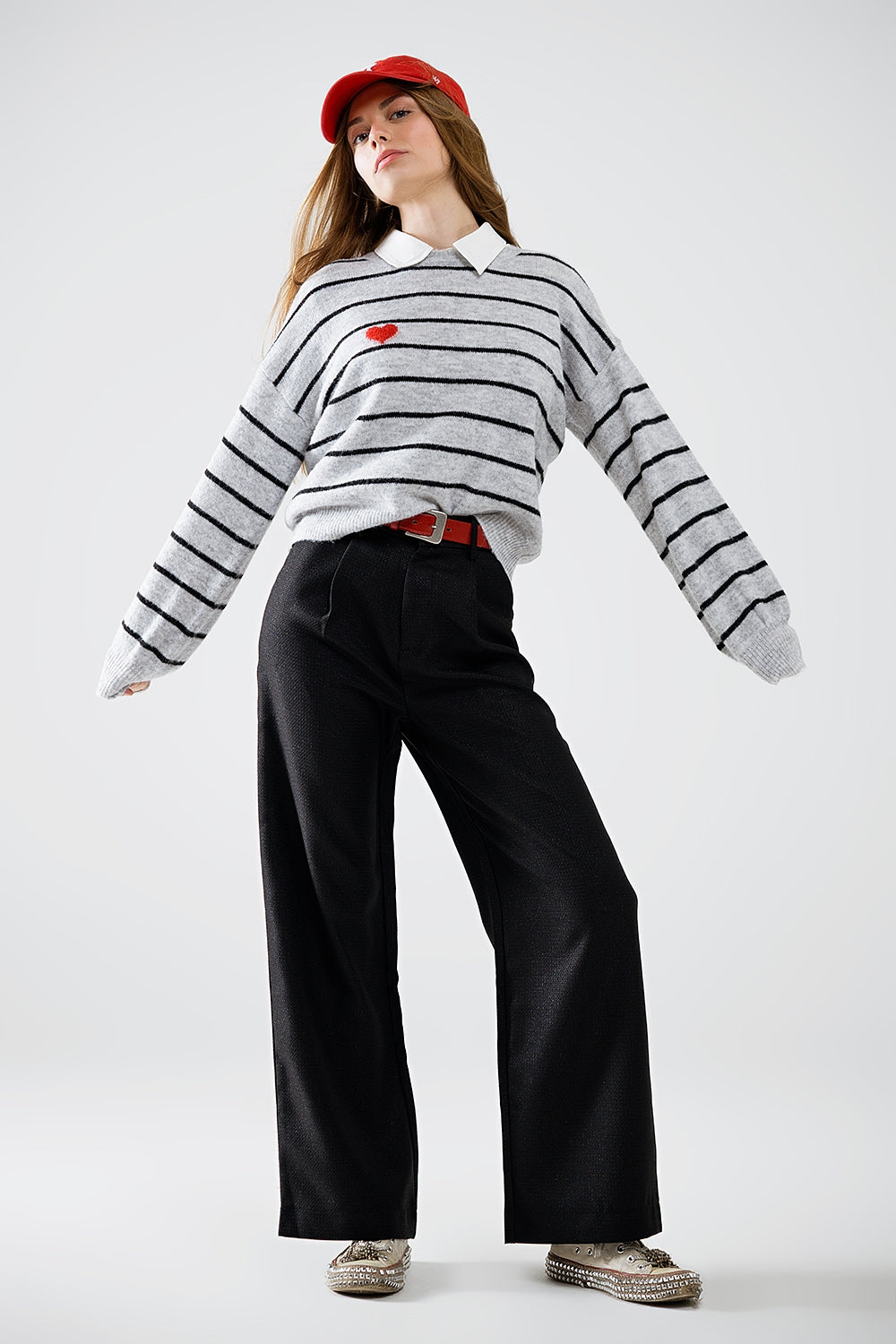 Camisola de riscas cinzentas com pormenor de coração vermelho
