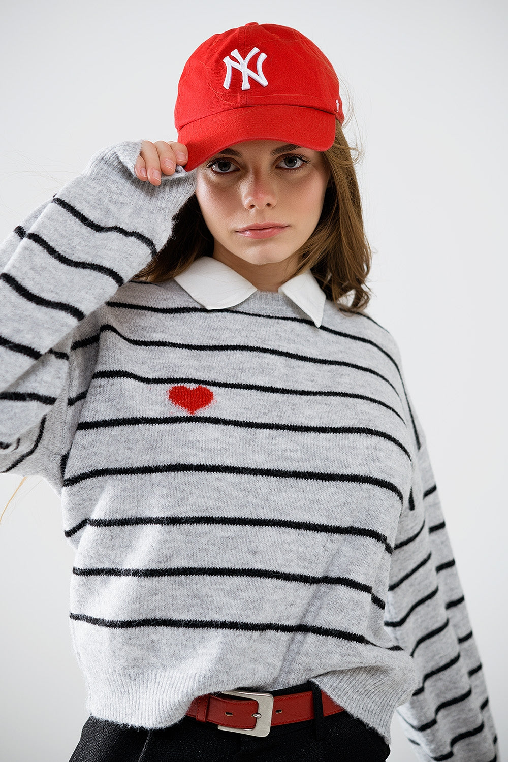 Camisola de riscas cinzentas com pormenor de coração vermelho