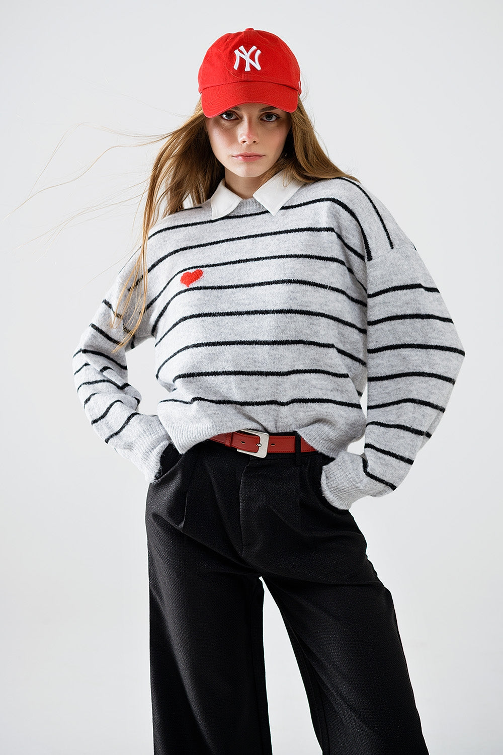Camisola de riscas cinzentas com pormenor de coração vermelho
