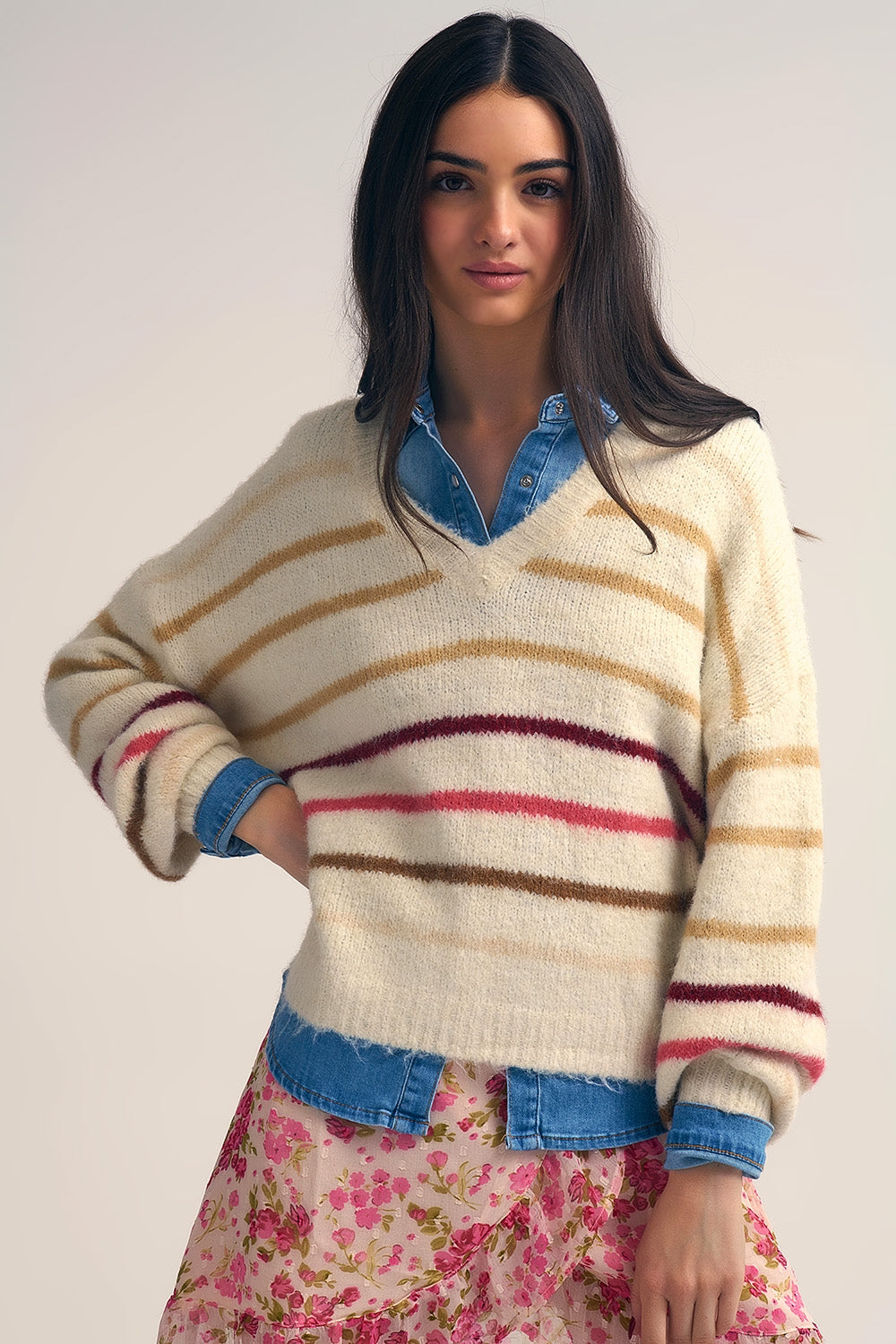 Q2 Camisola de tamanho grande em creme com riscas multicoloridas
