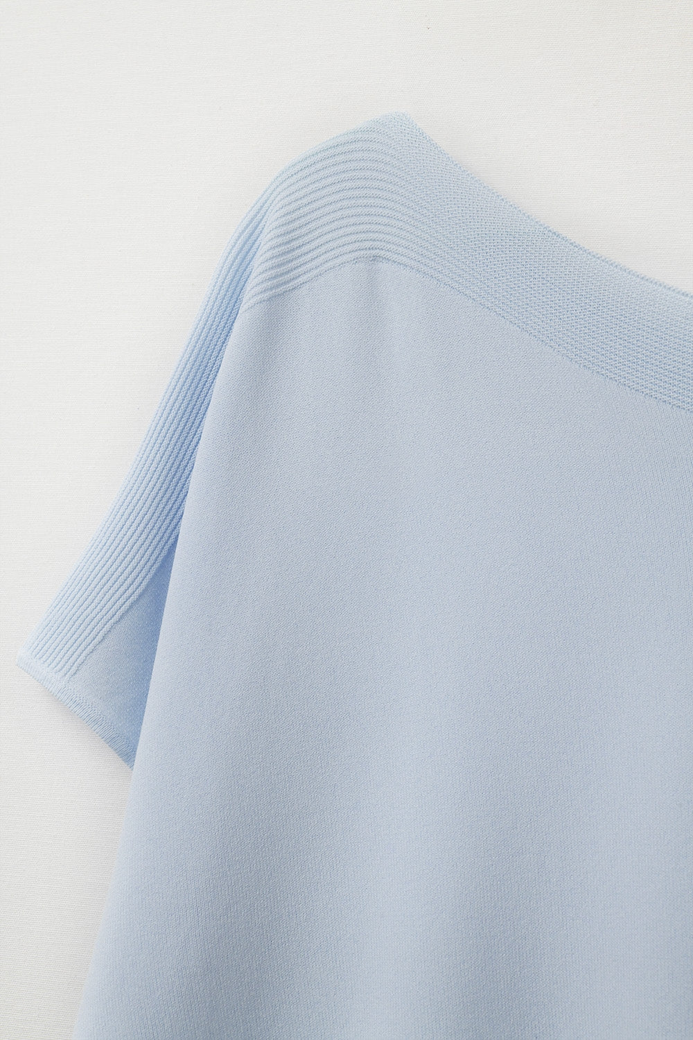Camisola descontraída com gola de barco azul bebé e mangas descaídas