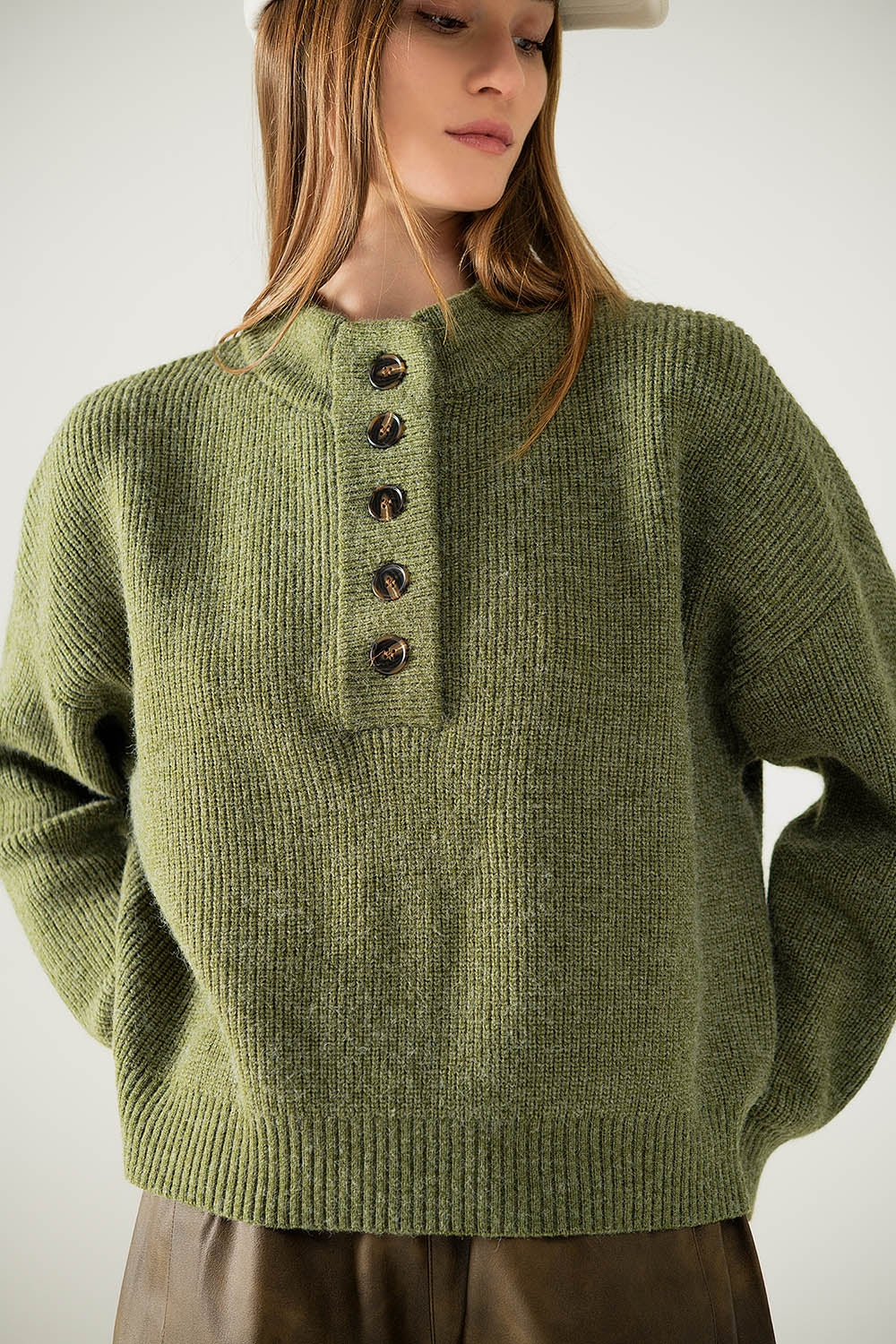 Q2 Camisola descontraída com meio botão em verde