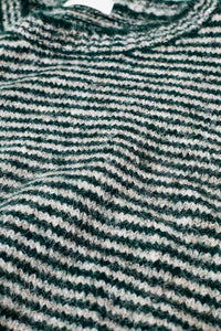 Camisola descontraída com riscas em forma de asa de morcego em malha verde e branca