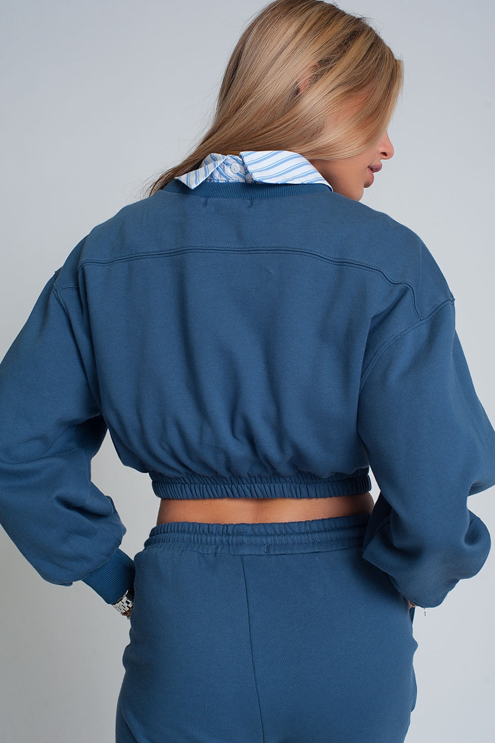 Camisola desportiva curta em azul