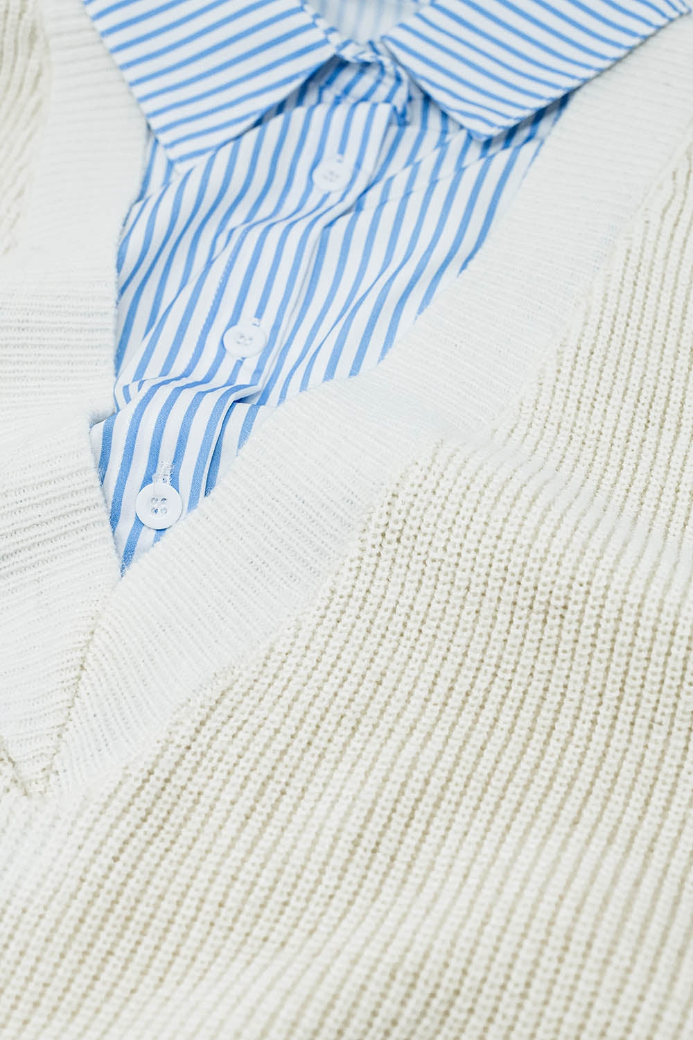 camisola e camisola às riscas azuis numa só peça