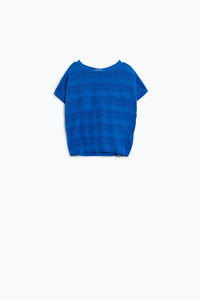 Camisola em azul com desenho de renda e manga curta