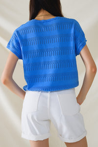 Camisola em azul com desenho de renda e manga curta