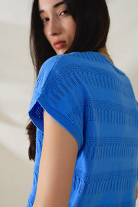 Camisola em azul com desenho de renda e manga curta