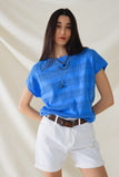 Q2 Camisola em azul com desenho de renda e manga curta